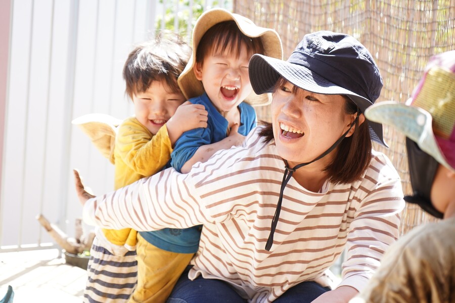 保育者と子供の関わり合いの写真