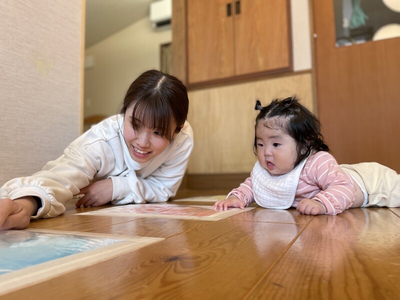 保育者と子供の関わり合いの写真