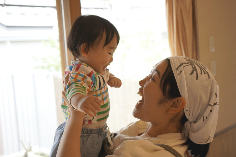 保育者と子供の関わり合いの写真