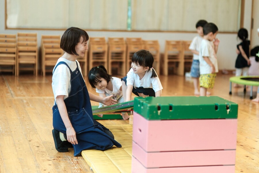 保育者と子供の関わり合いの写真